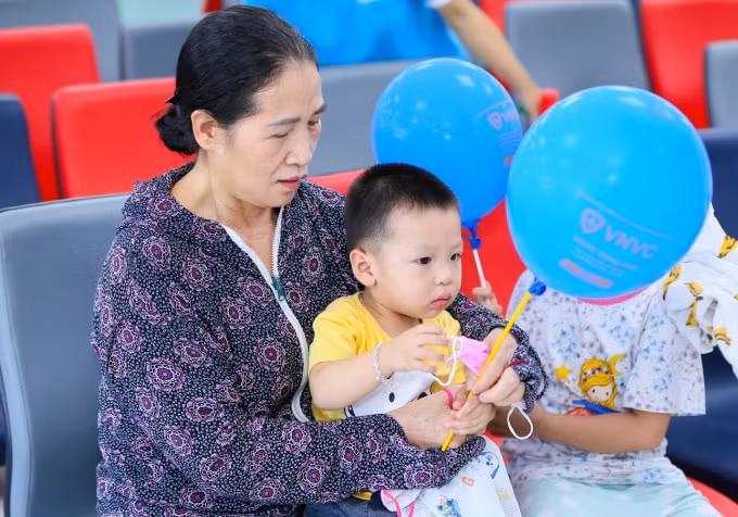 Trẻ em và người lớn cần tiêm chủng đầy đủ và đúng lịch các loại vắc xin để bảo vệ sức khỏe và ngăn chặn nguy cơ bùng phát các dịch bệnh mùa hè nguy hiểm.
