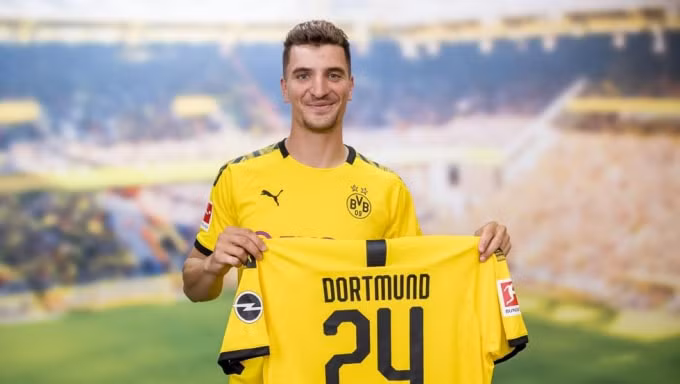 Hậu vệ cánh phải Thomas Meunier đã ký hợp đồng 4 năm với Dortmund. Ảnh: twitter