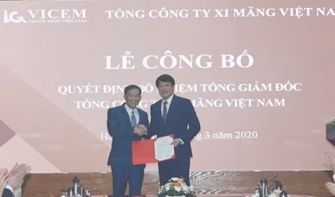 Ông Bùi Hồng Minh - Chủ tịch Hội đồng thành viên VICEM trao Quyết định bổ nhiệm Tổng Giám đốc VICEM cho ông Lê Nam Khánh
