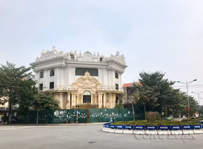 Biệt phủ nguy nga vi phạm nghiêm trọng trật tự xây dựng hiên ngang tồn tại ở dự án Khu đô thị Thành phố Giao lưu (quận Bắc Từ Liêm)