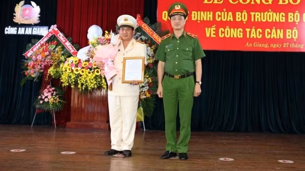 Thiếu tướng Nguyễn Duy Ngọc trao quyết định bổ nhiệm Đại tá Đinh Văn Nơi giữ chức vụ Giám đốc Công an tỉnh An Giang