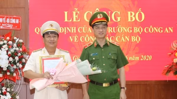 Thiếu tướng Nguyễn Duy Ngọc, Thứ trưởng Bộ Công an trao Quyết định của Bộ trưởng Bộ Công an cho đại tá Đỗ Triệu Phong