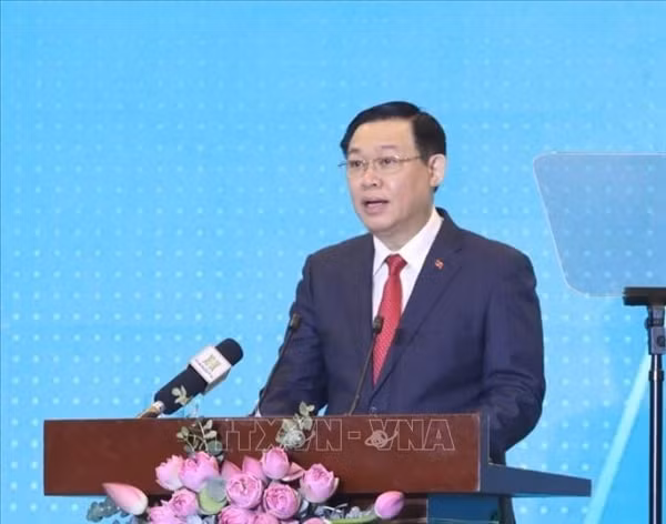 Bí thư Thành ủy Vương Đình Huệ phát biểu khai mạc Hội nghị xúc tiến đầu tư TP. Hà Nội. Ảnh: TTXVN