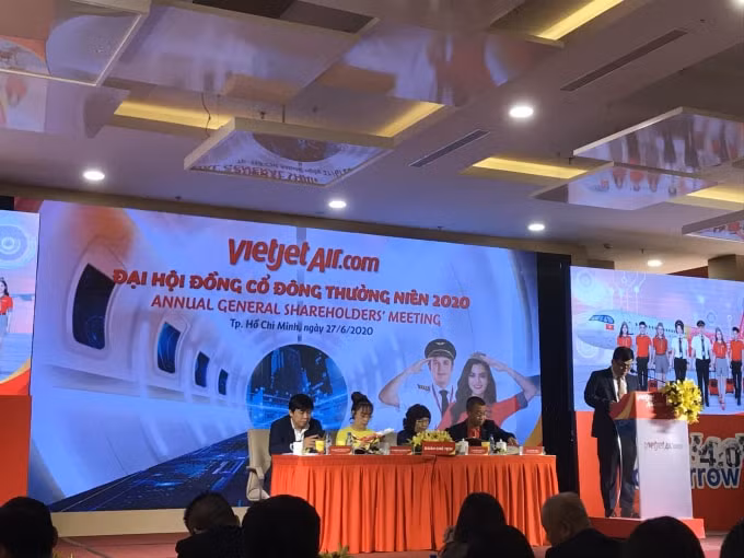 Bà chủ Vietjet (áo vàng) trong đại hội đồng cổ đông Vietjet 2020.