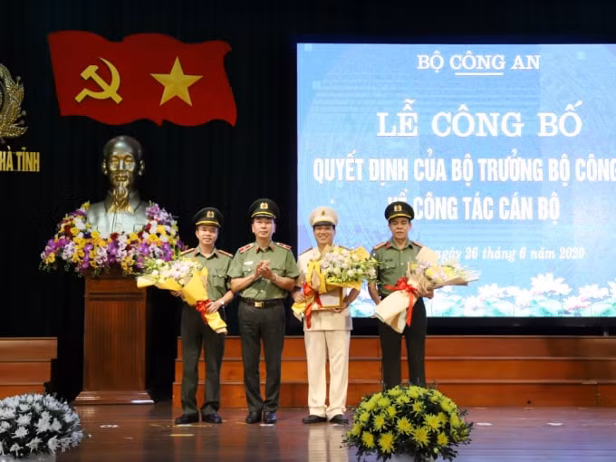 Thiếu tướng Trần Quốc Tỏ, Thứ trưởng Bộ Công an trao quyết định Giám đốc Công an Hà Tĩnh cho Đại tá Lê Khắc Thuyết và tặng hoa chúc mừng Đại tá Võ Trọng Hải