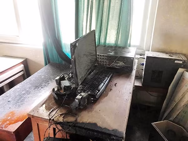 Nhiều thiết bị dạy học bị thiêu rụi. Ảnh: TL.