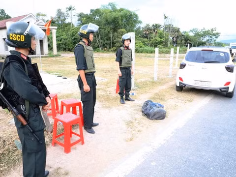 Lực lượng CSCĐ bảo vệ hiện trường. Ảnh: TL.