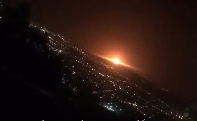 Hình ảnh vụ nổ tại ngoại ô thủ đô Tehran ghi lại từ xa. Ảnh: TL.