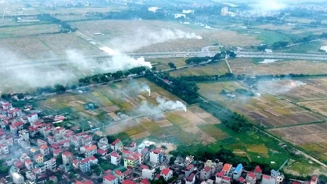 Việc người dân đốt rơm rạ là nguyên nhân chính khiến chất lượng không khí tại Hà Nội bị ô nhiễm nghiêm trọng. Ảnh TL