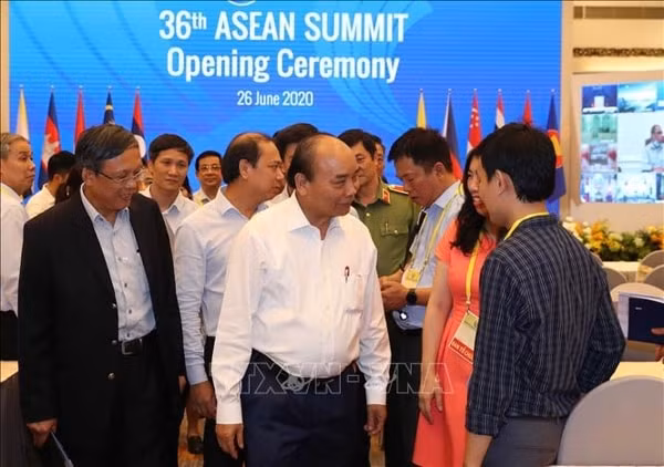 Thủ tướng Nguyễn Xuân Phúc kiểm tra công tác tổ chức Hội nghị Cấp cao ASEAN lần thứ 36 và các hội nghị liên quan tại Trung tâm Hội nghị quốc tế, chiều 25/6. Ảnh: TTXVN