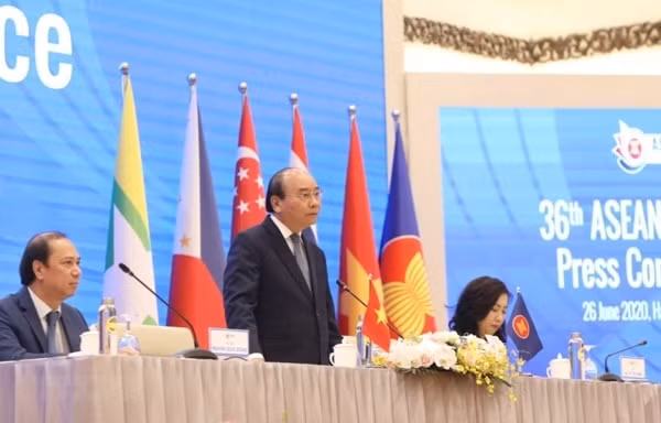 Thủ tướng Chính phủ Nguyễn Xuân Phúc chủ trì họp báo quốc tế, thông báo kết quả Hội nghị Cấp cao ASEAN lần thứ 36 và các hội nghị liên quan. Ảnh: TTXVN