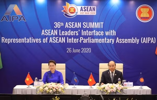 Thủ tướng Nguyễn Xuân Phúc, Chủ tịch ASEAN 2020 và Chủ tịch Quốc hội Nguyễn Thị Kim Ngân, Chủ tịch AIPA 41 chủ trì Đối thoại giữa các Nhà lãnh đạo ASEAN và AIPA. Ảnh: TTXVN