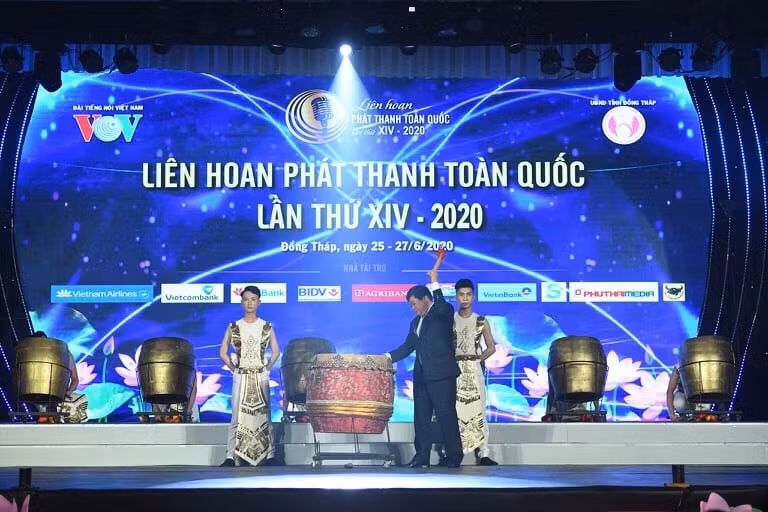 Ông Nguyễn Thế Kỷ - Ủy viên Trung ương Đảng, TGĐ Đài TNVN, Trưởng Ban chỉ đạo Liên hoan phát thanh toàn quốc lên nổi trống khai mạc Liên hoan phát thanh toàn quốc lần thứ XIV- 2020. Ảnh Vũ Toàn