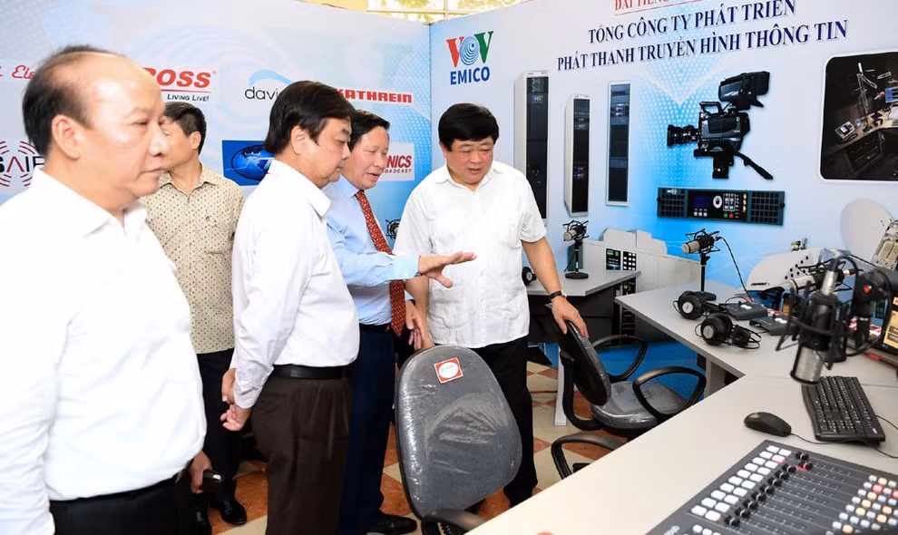 Lãnh đạo Đài TNVN và lãnh đạo tỉnh Đồng Tháp tham quan gian trưng bày tại Triển lãm “Thiết bị công nghệ phát thanh truyền hình”. Ảnh: Vũ Toàn