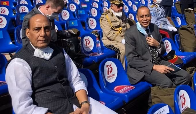 Bộ trưởng Quốc phòng Ấn Độ Rajnath Singh (trái) tham dự cuộc diễu hành Ngày Chiến thắng kỷ niệm 75 năm tại Quảng trường Đỏ vào thứ Tư, trong chuyến thăm Moscow - Ảnh: Twitter