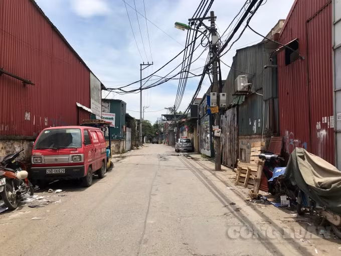 Hàng loạt dãy nhà xưởng tiềm ẩn nguy cơ cháy nổ dọc đường K2
