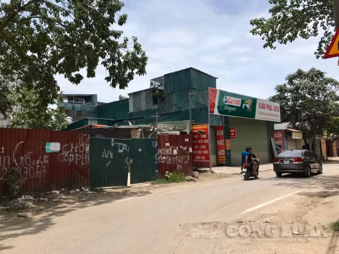 Lối vào UBND phường Phú Đô được bủa vây bởi gara ô tô, nhà xưởng, điểm thu mua phế liệu,...