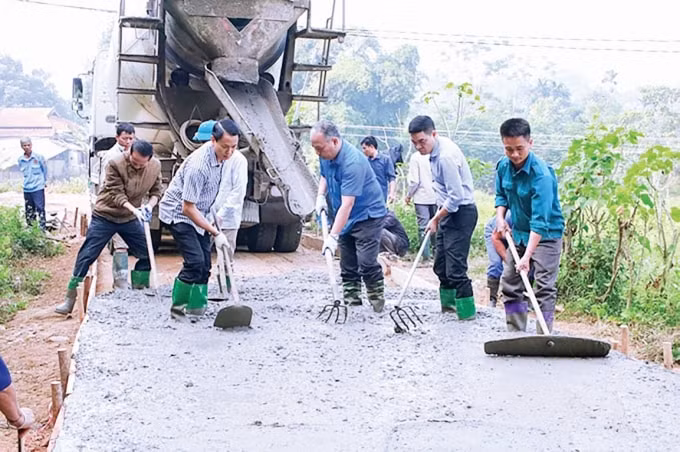 Làm đường giao thông nông thôn ở xã Yên Hợp, huyện Văn Yên.