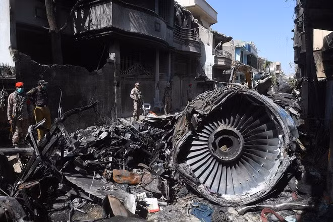 Hiện trường vụ máy bay Airbus A320 của hãng Pakistan International Airlines (PIA) rơi xuống khu dân cư hôm 22.5. Ảnh: AFP