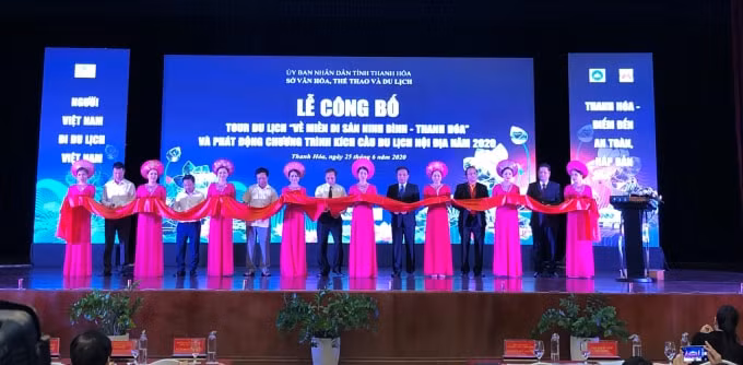 Các đại biểu cắt băng Công bố tour du lịch 