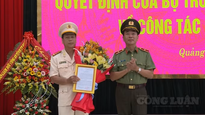 Thiếu tướng Trần Quốc Tỏ, Ủy viên Trung ương Đảng, Thứ trưởng Bộ Công an trao quyết định bổ nhiệm Đại tá Nguyễn Văn Thanh làm Giám đốc công an tỉnh Quảng Trị.