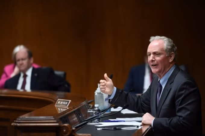 Thượng nghị sĩ Van Hollen ủng hộ biện pháp trừng phạt Trung Quốc về Hong Kong - Ảnh: Reuters