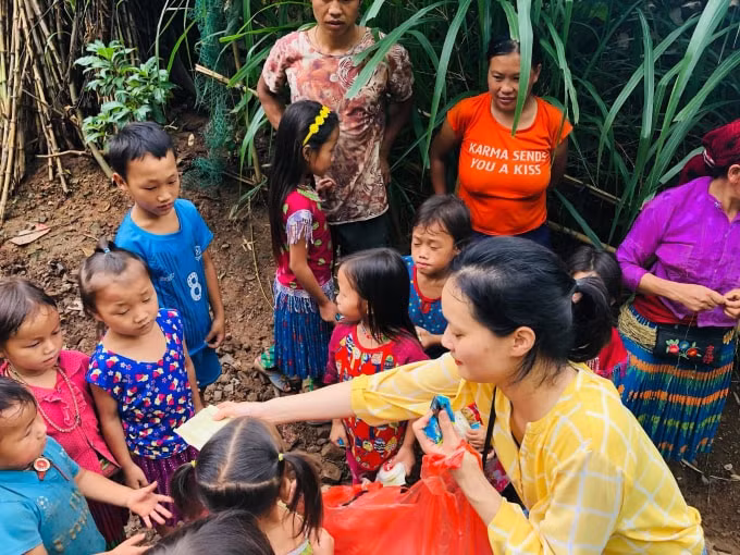 Đoàn công tác thỉnh thoảng dừng xe lại để tặng những đứa trẻ vùng cao ít bánh kẹo, truyện tranh