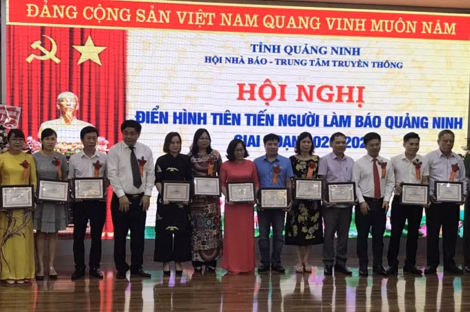 Đ/c Mai Vũ Tuấn và đ/c Đỗ Ngọc Hà, Chủ tịch và Phó chủ tịch Thường trực Hội Nhà báo tỉnh Quảng Ninh trao Giấy khen cho các phóng viên, nhà báo có thành tích trong phong trào thi đua yêu nước. Ảnh: Vũ Ngọc Đạt.
