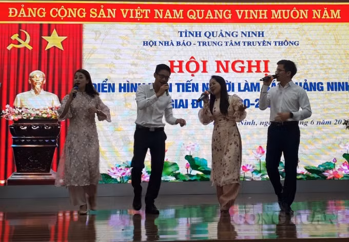 Chương trình văn nghệ chào mừng Hội nghị điển hình tiên tiến Người làm báo Quảng Ninh. Ảnh: Nguyễn Quân.