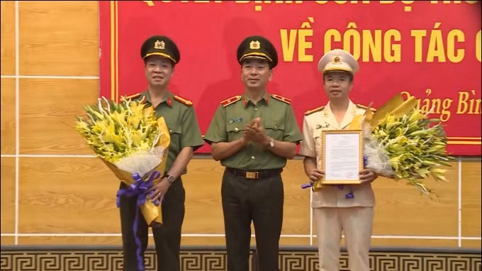 Thiếu tướng Trần Quốc Tỏ, Thứ trưởng Bộ Công an tặng hoa chúc mừng Đại tá Trần Hải Quân và Đại tá Nguyễn Tiến Nam nhận nhiệm vụ mới.