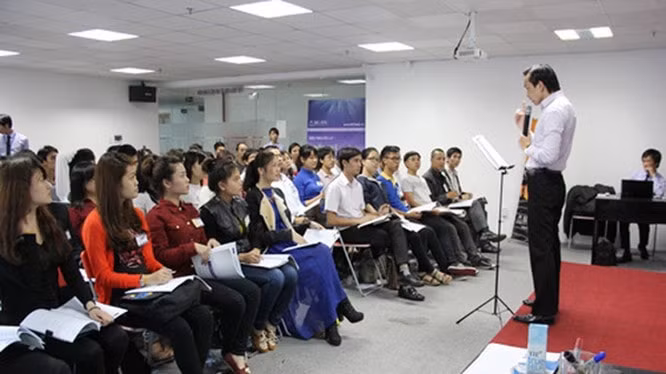 Công ty đa cấp thuyết phục khách hàng tham gia. Ảnh: TL.