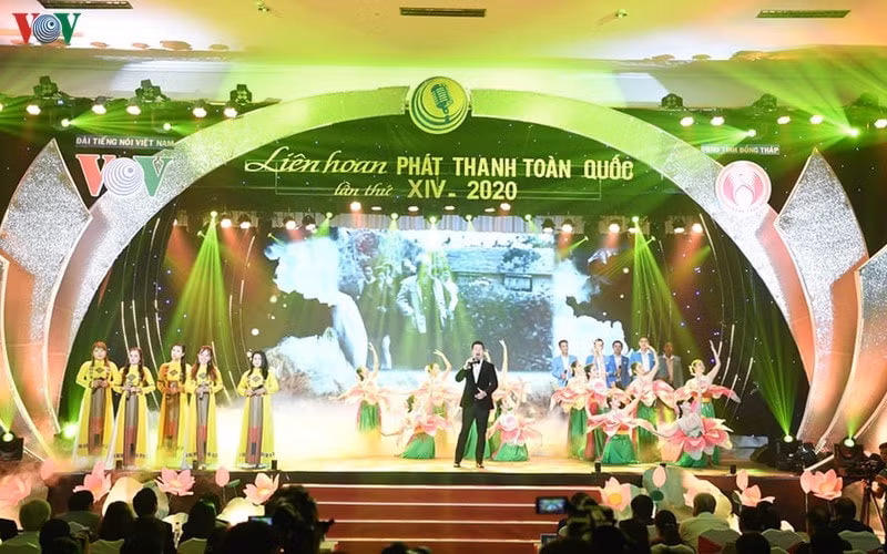 Ca khúc Hồ Chí Minh đẹp nhất tên Người do Nghệ sỹ ưu tú Đăng Dương và tốp múa Trung tâm Văn hóa nghệ thuật tỉnh Đồng Tháp thể hiện đã mở màn cho lễ Bế mạc. Ảnh Nguyễn Hùng