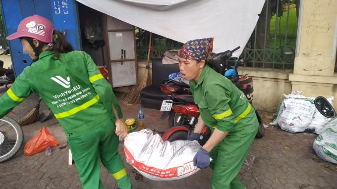Công việc vệ sinh môi trường cần nhiều sức lực, nhưng hầu hết số đông công nhân đều là nữ. Ảnh: Quang Linh