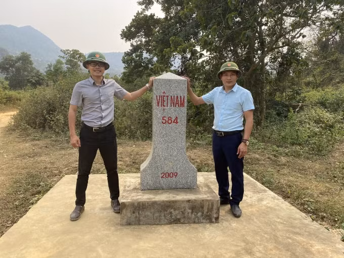 Phóng viên Đình Thành (bìa phải) cùng đồng nghiệp.