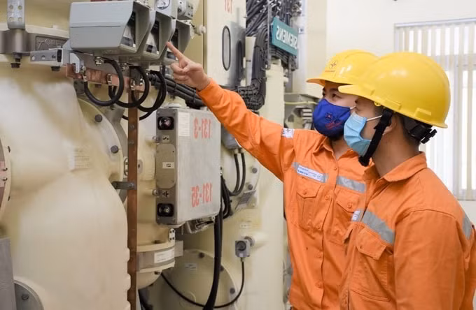 EVN tăng cường kiểm tra hệ thống sau việc nhiều khách hàng phản ánh hóa đơn tiền điện tăng vọt. Ảnh: TL.