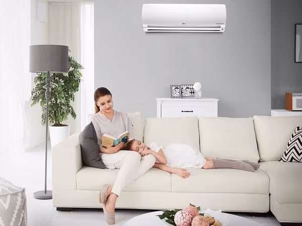 Khi nằm điều hòa, không nên để nhiệt độ điều hòa trong phòng quá thấp. Ảnh: TL.