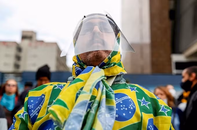 Bất chấp tình hình căng thẳng của Covid-19, người dân Brazil vẫn bỏ qua quy định giãn cách xã hội. (Ảnh: Reuters)