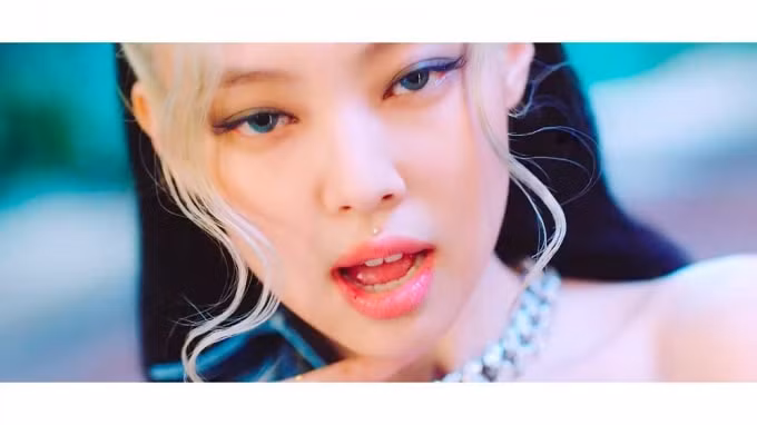 Jennie cũng bấm khuyên môi ở nhân trung, điều này khiến cho cô nàng trở nên cá tính hơn rất nhiều, đây có lẽ là hình ảnh King Kong mà Jennie nói đến.