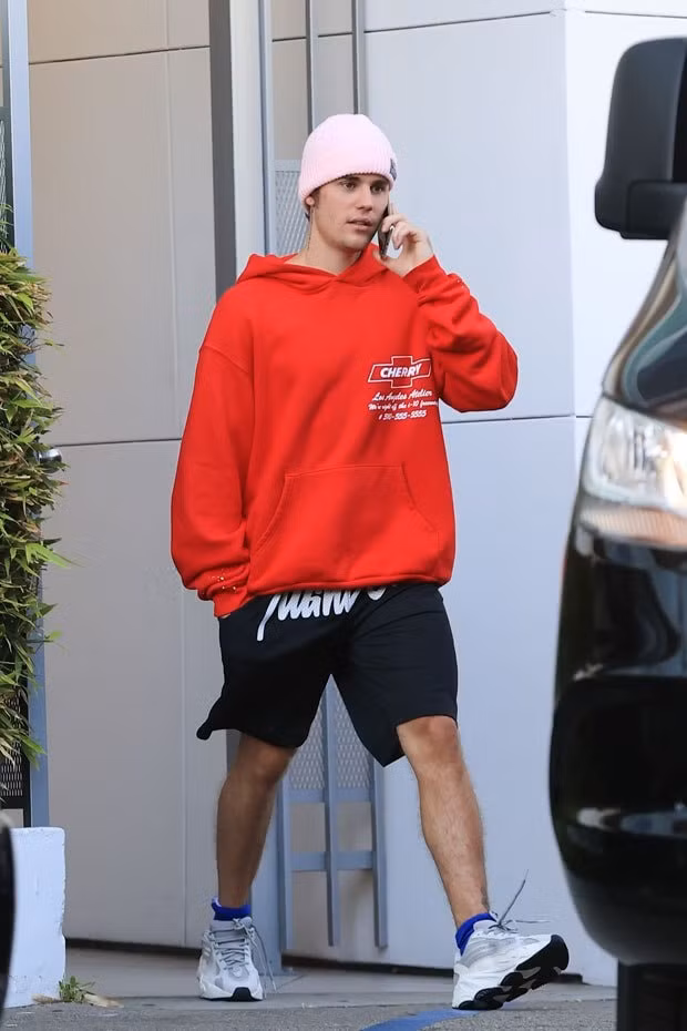 Justin Bieber xuất hiện một mình, lộ vẻ mệt mỏi trên khuôn mặt