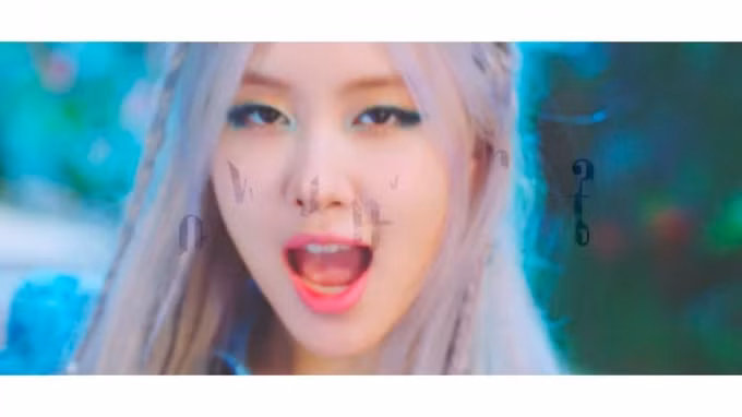 Rosé nổi bật qua make up mắt.