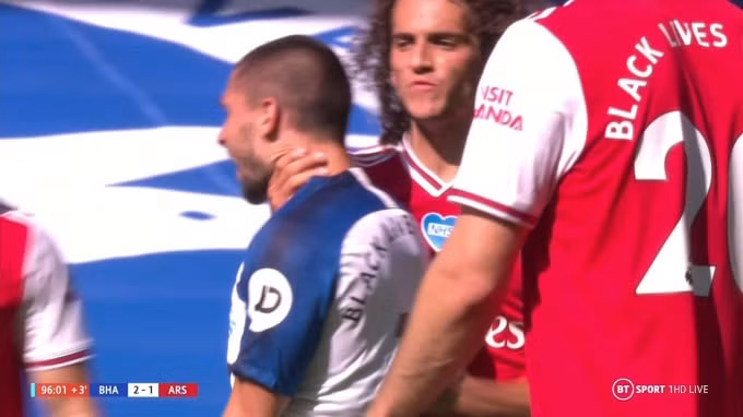 Hành động ‘dằn mặt’ người đồng hương Neal Maupay bên phía Brighton, của Matteo Guendouzi. Ảnh: dailymail