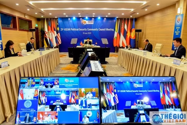 Hội nghị trực tuyến Hội đồng Chính trị - An ninh ASEAN lần thứ 21 với sự tham dự của Bộ trưởng Ngoại giao 10 nước thành viên ASEAN và Tổng Thư ký ASEAN. Ảnh: TG&VN