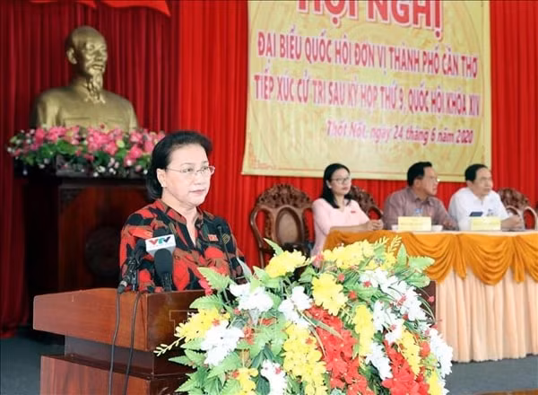 Chủ tịch Quốc hội Nguyễn Thị Kim Ngân phát biểu tại buổi tiếp xúc cử tri quận Thốt Nốt. Ảnh: TTXVN