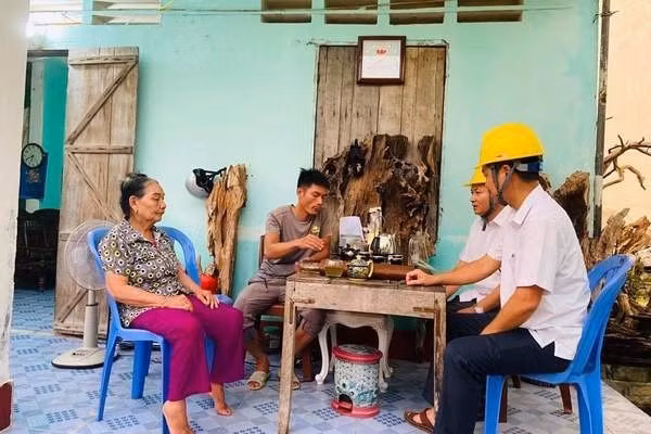 Đại diện Chi nhánh điện lực Vân Đồn xin lỗi người dân sau khi thông báo nộp gần 90 triệu đồng tiền điện. Ảnh: Báo Quảng Ninh