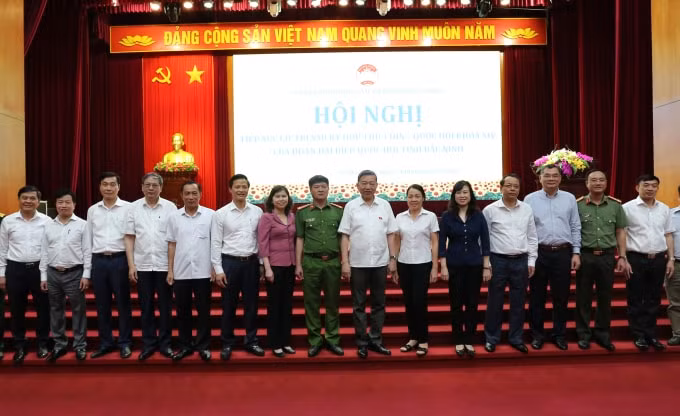 Bộ trưởng Bộ Công an Tô Lâm chụp ảnh cùng các đồng chí lãnh đạo tỉnh Bắc Ninh, Đoàn Đại biểu Quốc hội tỉnh Bắc Ninh, cùng đông đảo các cử tri..