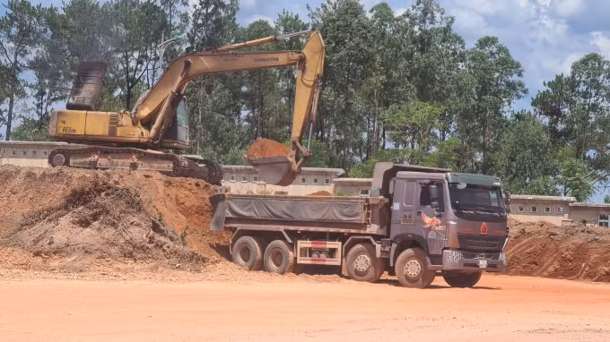 Khu vực doanh nghiệp khai thác đất khi giấy phép đã hết hạn trong diện tích Dự án Xây dựng cơ sở 2 Trường Trung cấp Y tế Quảng Bình