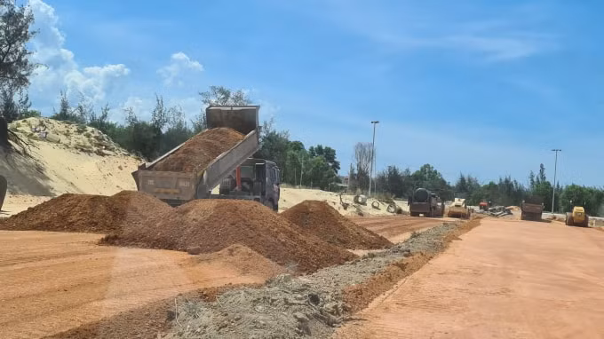 ... chạy thẳng đến một công trình nằm cách cầu Nhật Lệ 2 khoảng chừng 200m để “nhả hàng”.