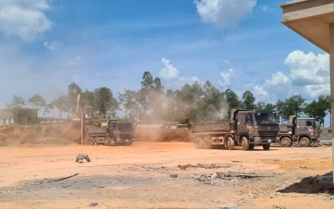 Tại khu vực mỏ khai thác luôn có các xe “hổ vồ” tải trọng lớn túc trực sẵn để chờ chực “ăn đất”