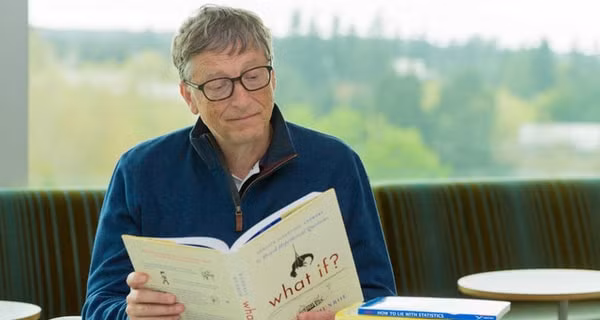 Tỷ phú Bill Gates dành ngày cuối tuần để đọc sách. Ảnh: TL