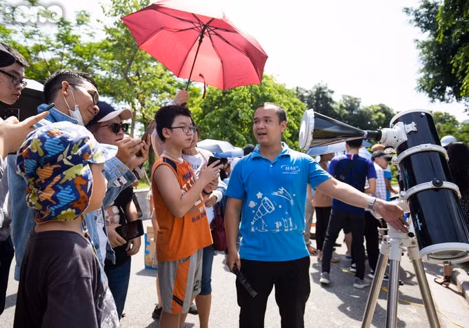 Hội Thiên văn nghiệp dư Hà Nội (HAS) giới thiệu cho mọi người về màn chiếu giúp xem nhật thực. Ảnh: Nhật Huy.